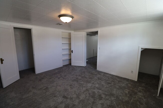 Building Photo - Reduced price