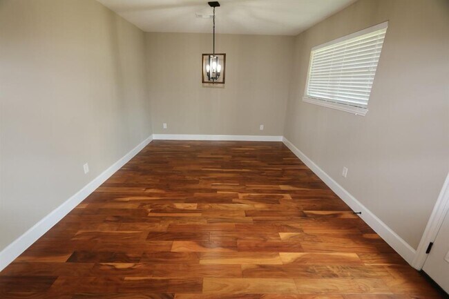 Building Photo - 2427 Droxford Dr