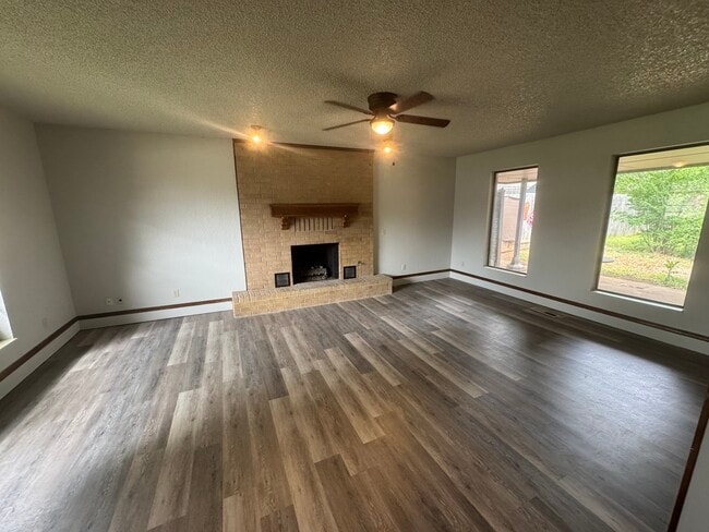 Building Photo - 325 E Parkland Dr