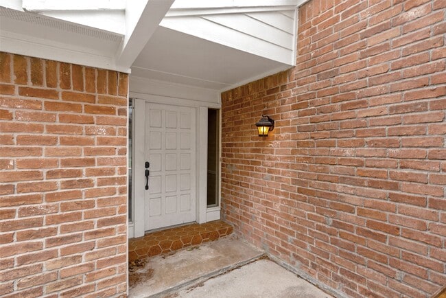 Building Photo - 15806 Spring Forest Dr