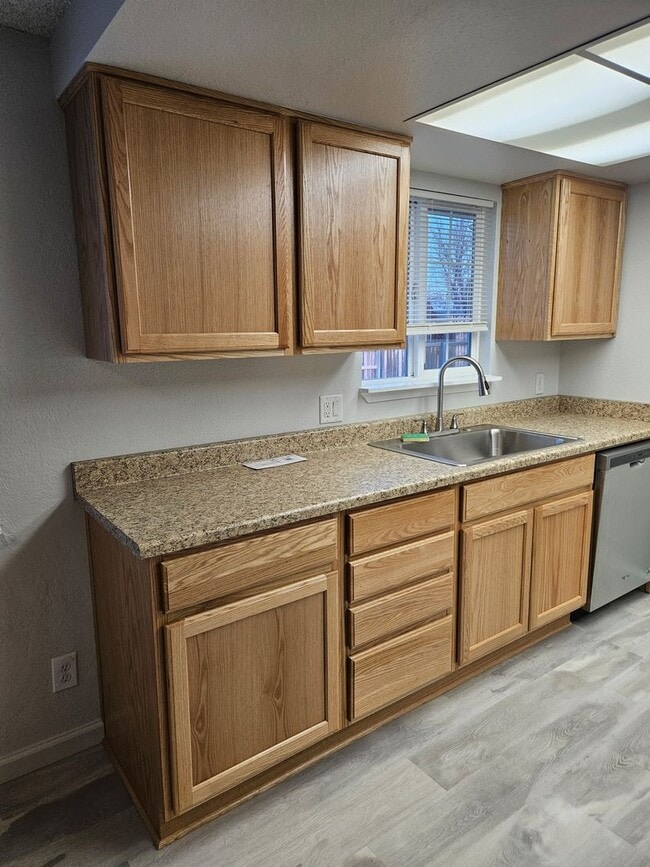 Building Photo - $1700 A MONTH - 3 BEDROOM 2 BATH HOME IN LEAVITT LAKE