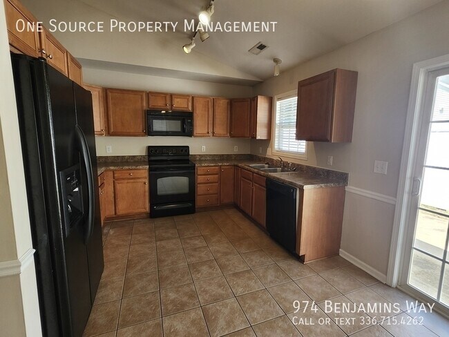 Building Photo - 974 Benjamins Way