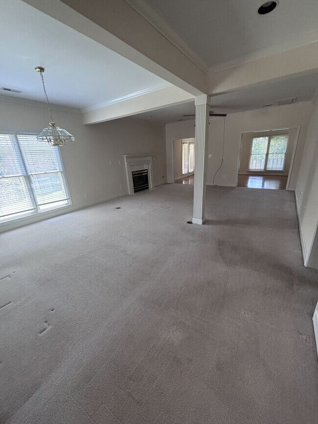 Building Photo - 2 Bed 2 Bath House for rent in time for the school year.