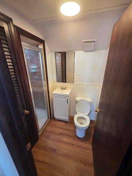 Building Photo - 19 Lakeview Ave