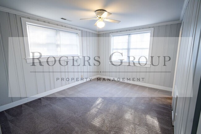 Building Photo - 305 White Oak Dr