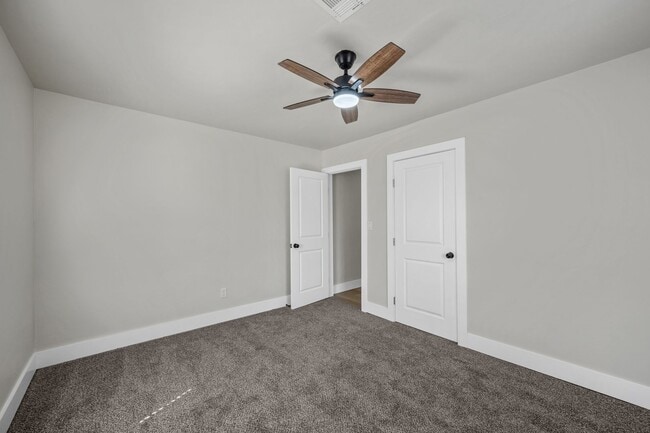 Building Photo - 5 Bedroom