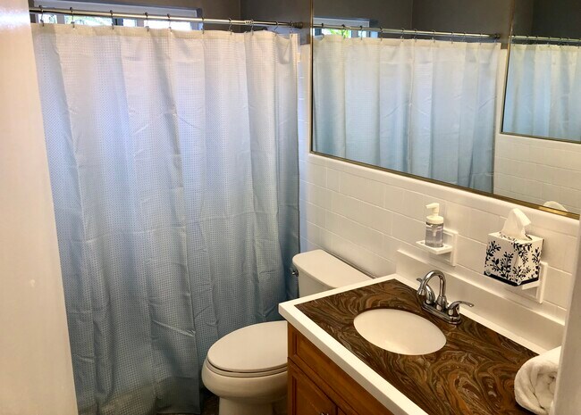 Building Photo - 2164 NE 27th Dr