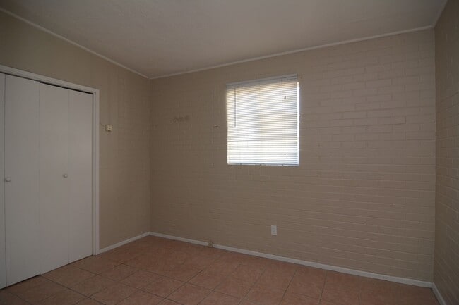 Building Photo - Charming 1 Bedroom  1 Bath Duplex! South Tucson Location!