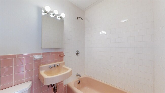 Building Photo - 513 Beacon St
