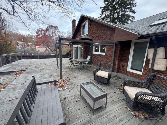 Building Photo - Spacious Private Oasis - 3 Bedroom 2 Bathroom House in Green Tree!