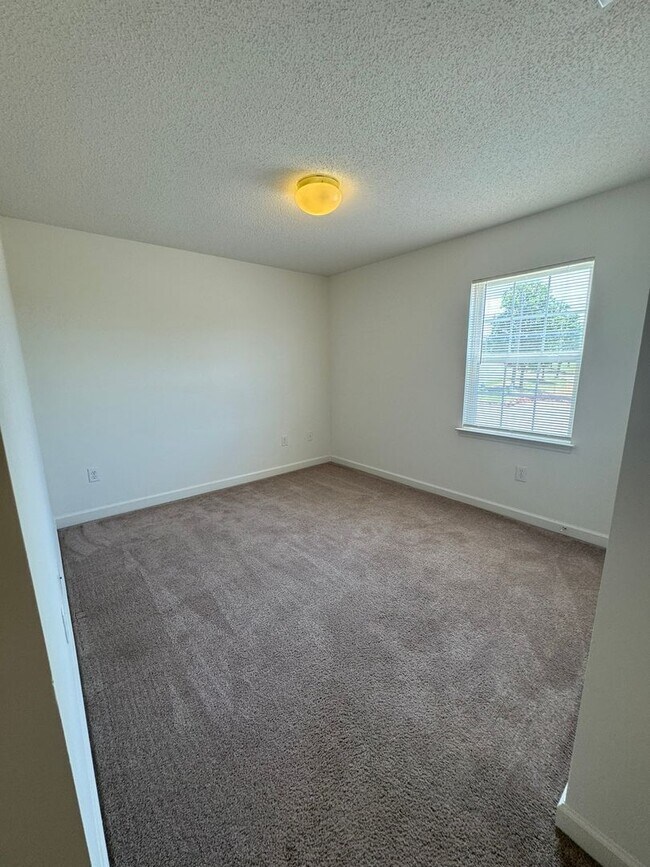 Building Photo - 129 Clusters Cir