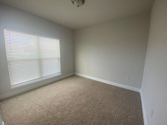 Building Photo - Modern 4Bed/2Ba Home w/Conveniently Accessible Location in PCB! *Garbage Service & Lawncare Inclu...