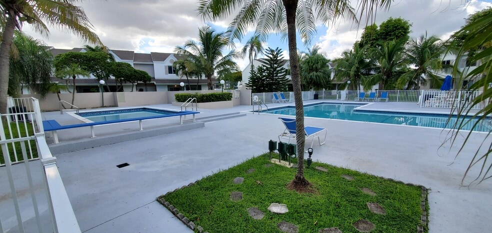 Pool - 17335 NW 67th Plz
