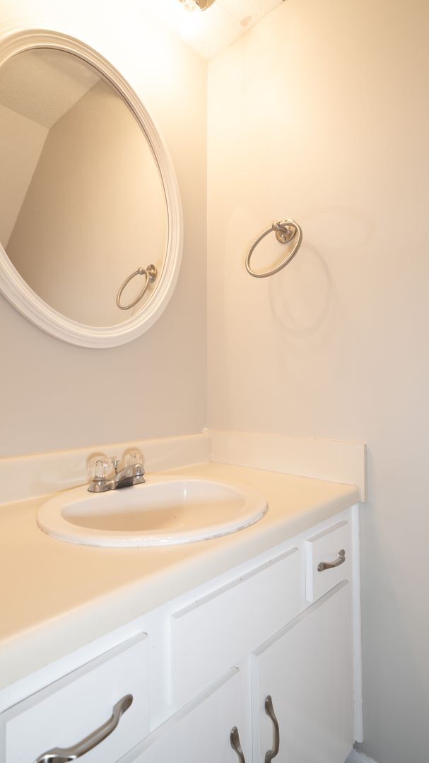 Building Photo - Fantastic Location! Chapel Hill 2 Bedroom ...