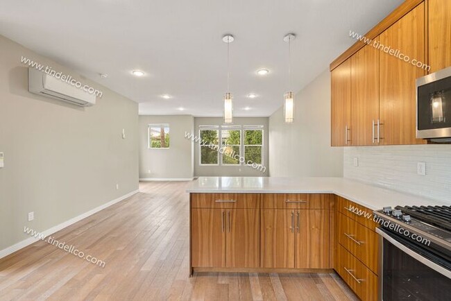 Building Photo - Modern & Spacious 3-Level Townhome with Lu...