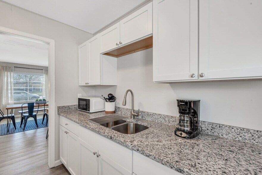 Building Photo - 815 N Twyckenham Dr