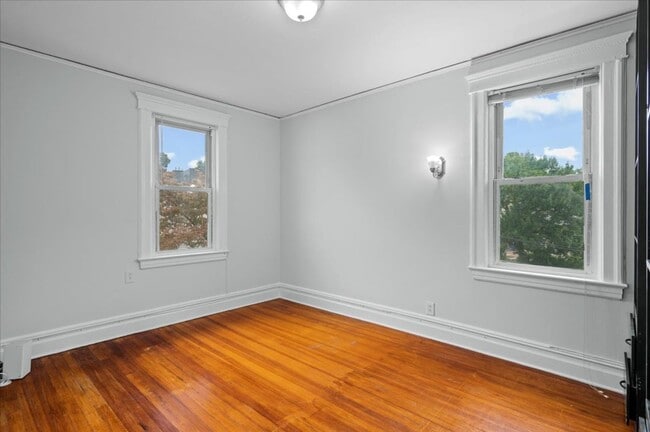Building Photo - 4 Bed 1 Bath Large Home