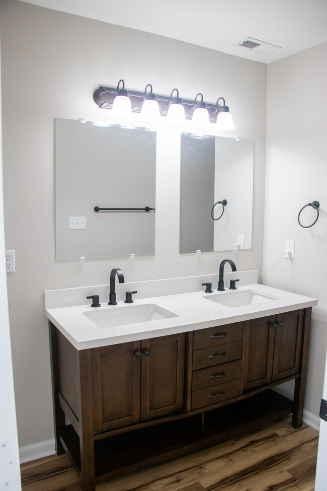 Master bathroom - 3225 Lasalle St