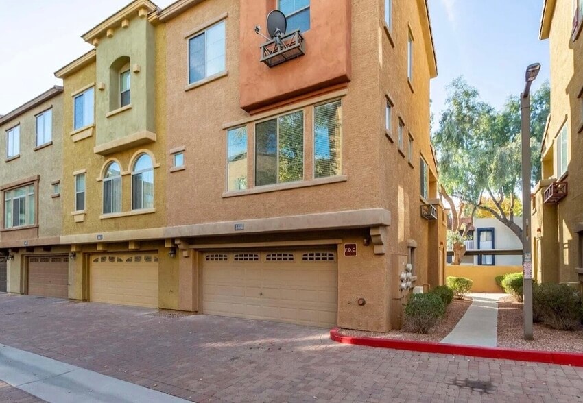 Building Photo - 3250 W Greenway Rd