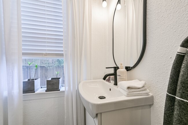 Building Photo - 415 Fairview St