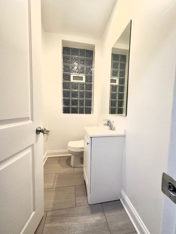 Building Photo - 908 W Montrose Ave