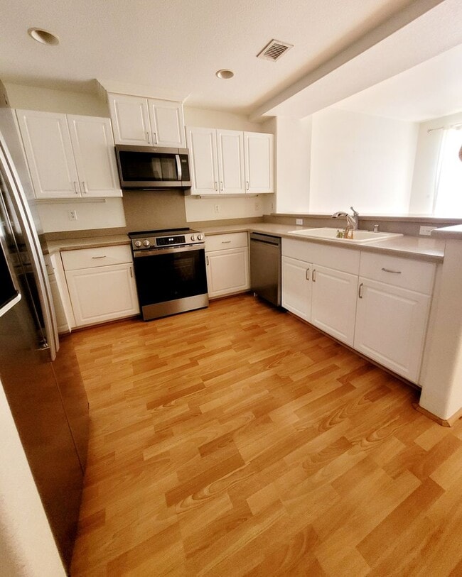 Building Photo - AVAILABLE | Hawaii Kai: 3 Bedroom,2.5 Bathroom Townhome w/AC & Attached Garage |  | Features: In ...