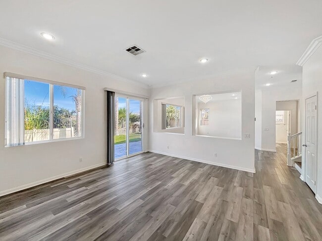 Building Photo - Beautiful 5BD/3BA House in Otay Ranch W/ W...