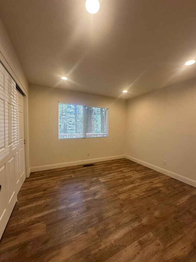 Building Photo - Charming 3 Bed, 2 Bath on Gardner Mountain