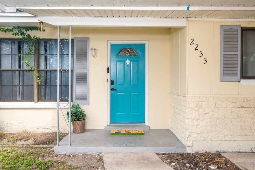 Building Photo - 2233 La Valle Dr