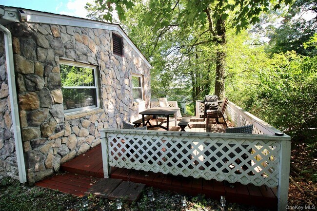 Building Photo - 2 Diane Ct