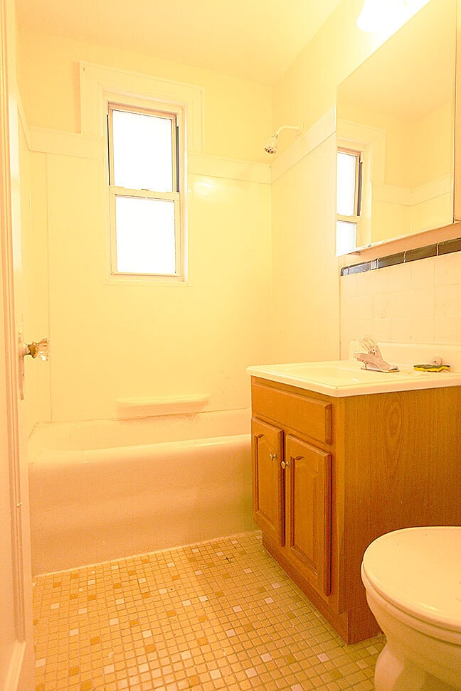 Building Photo - 477 Merrick Rd