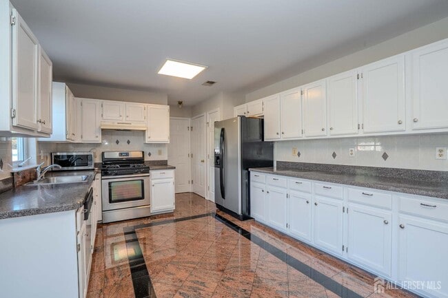 Building Photo - 27 Samantha Dr