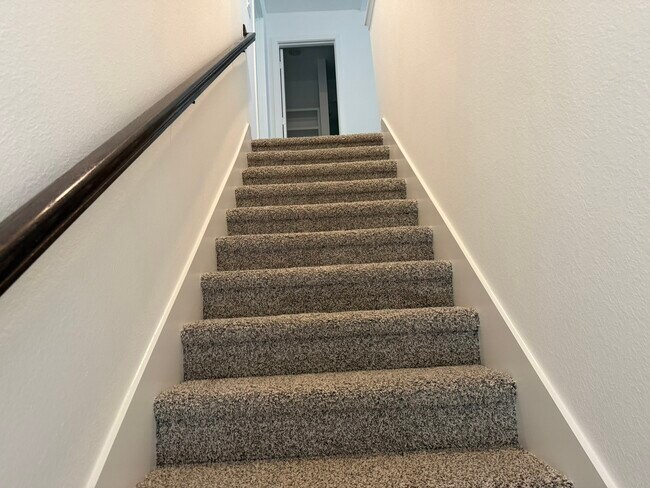 Building Photo - 407 Robin Ct