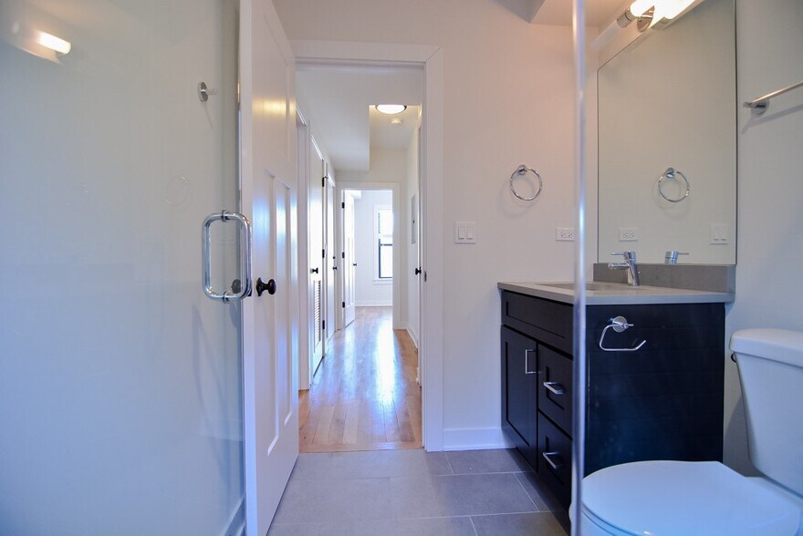 Building Photo - 2206 W Eastwood Ave