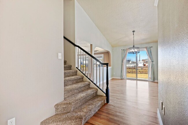 Building Photo - 4bed, 2.5bath, 2,085sq.ft. home in Creeksi...