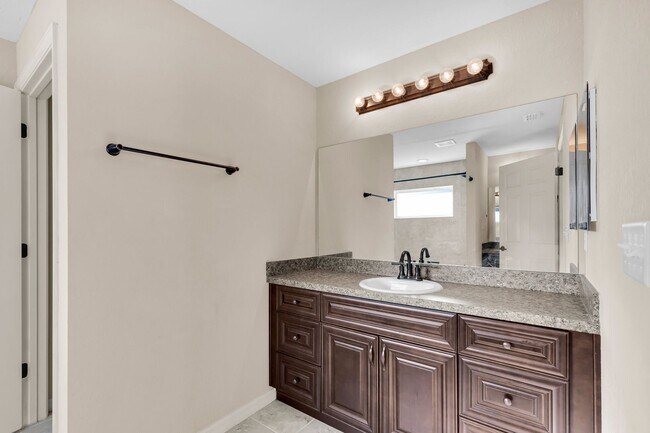 Building Photo - Large 4 Bedroom Rental!