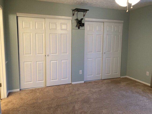 Building Photo - 3 Bedroom, 2.5 Bath Townhouse off Johns Ro...