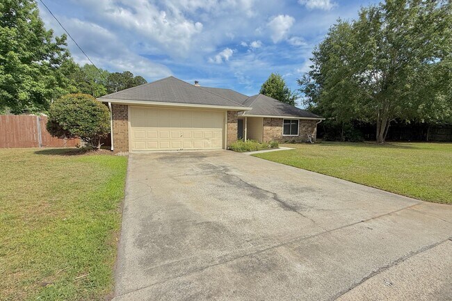 Building Photo - AVAILABLE NOW! (Pet Friendly)