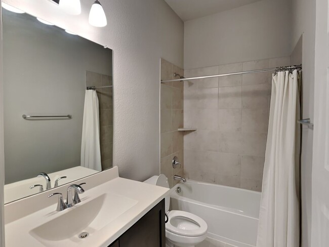 Building Photo - Wonderful 4 bedroom, 4.5 bathroom in the A...