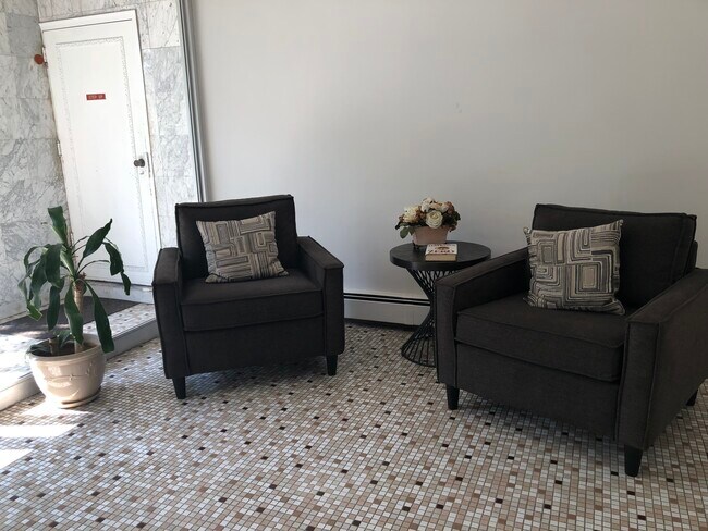 Building Photo - 147 Main St