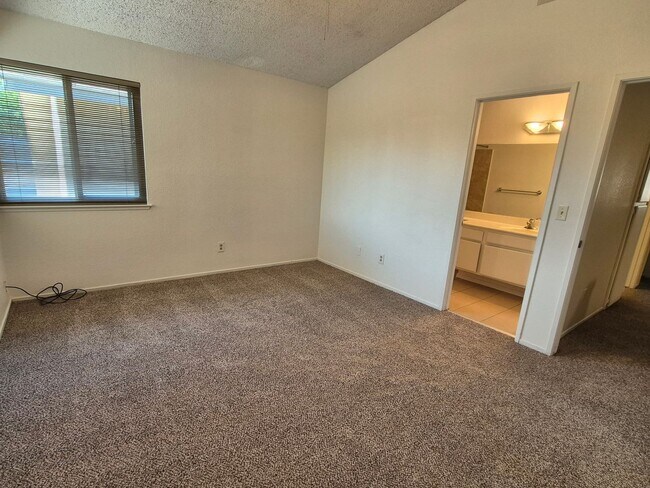 Building Photo - Adorable 3 bedroom 2.5 bath home