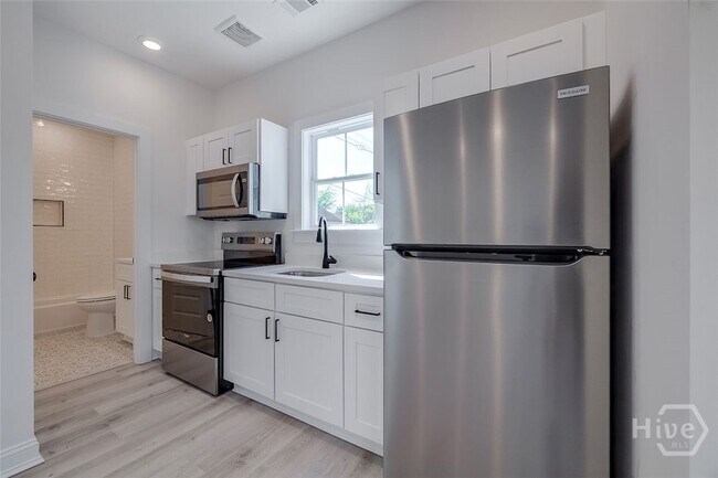 Building Photo - 1619 Le Grand St