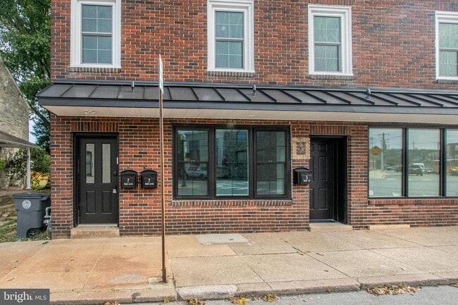 Building Photo - 5 Park Ln