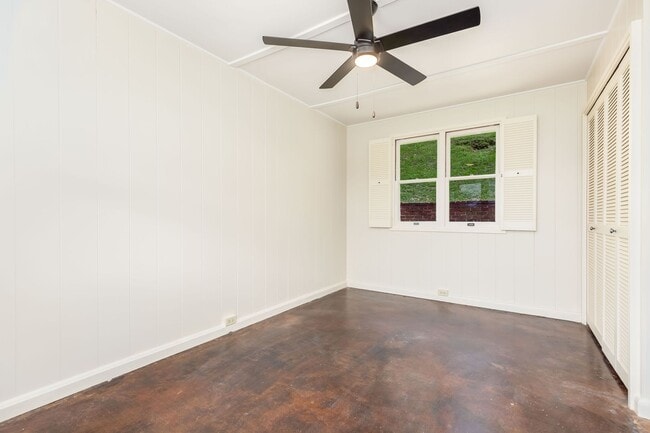 Building Photo - Rare Find: Tantalus Rustic Charm: Large: 1 Bdr/1 Bth:- Electric Included