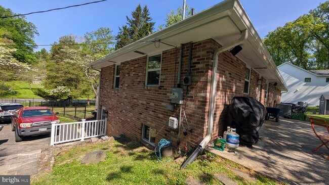 Building Photo - 15715 Tierra Dr