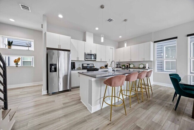 Building Photo - 705 Gregg St