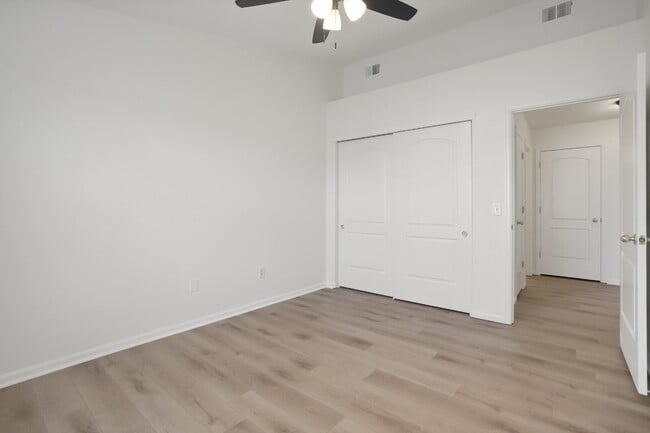 Building Photo - Great Two Bedroom Condo with Garage