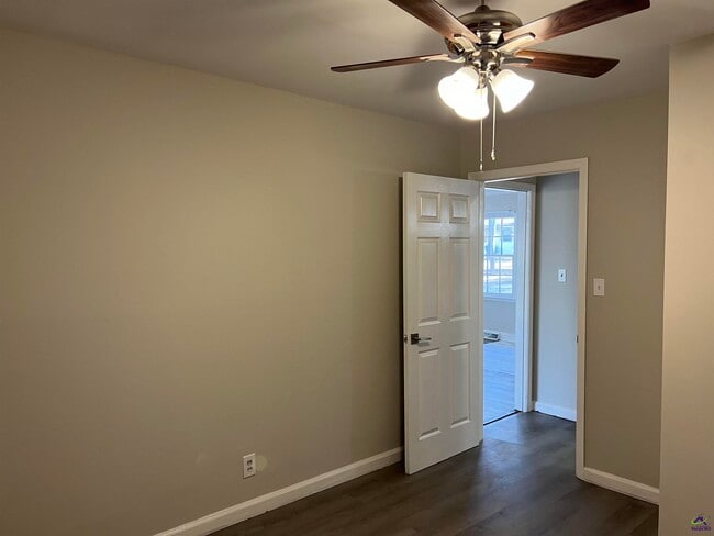 Building Photo - 4075 Meadowbrook Dr