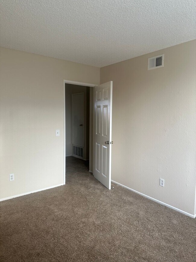 Building Photo - Charming 3-Bed/2.5-Bath Townhome with 2-Car Garage in Garden Grove