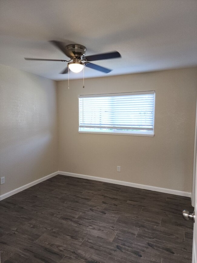 Building Photo - Recently Updated -  2 Bedroom 1 Bathroom O...